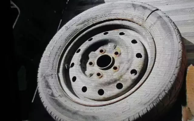 砸到小车的备胎