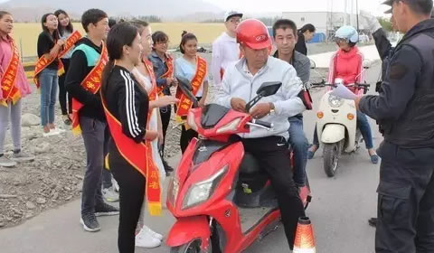 乌恰交警暑期组织返乡大学生帮助开展交通安全法制宣传