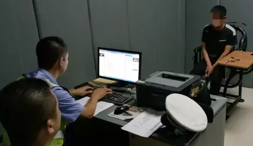 龙山交警查处一起酒后驾驶营运车辆的违法行为