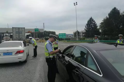 跟随镜头感受吉林高速交警日常工作