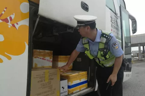 跟随镜头感受吉林高速交警日常工作