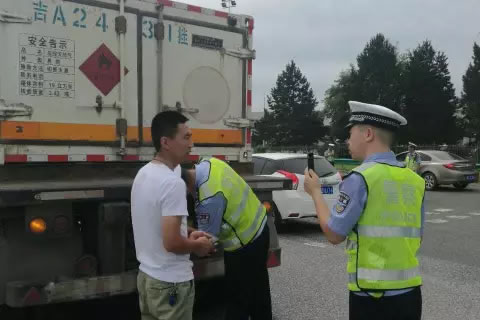 跟随镜头感受吉林高速交警日常工作