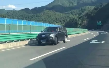 高速路上逆行只因“错过路口” 交警教你怎么办？