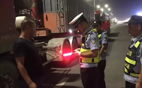 坚决杜绝重中型货车超载、超速、疲劳驾驶等违法行为。