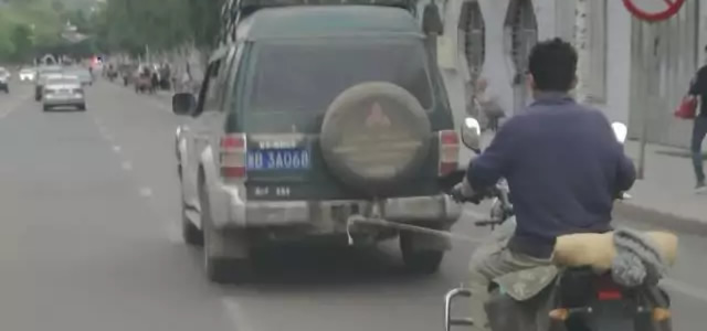 汽车吊车和轮式专用机械车不得牵引车辆