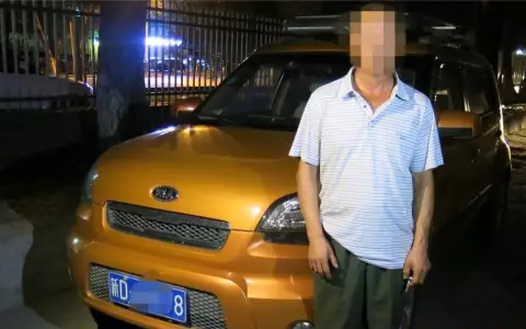 车牌号为新D****8号小型轿车