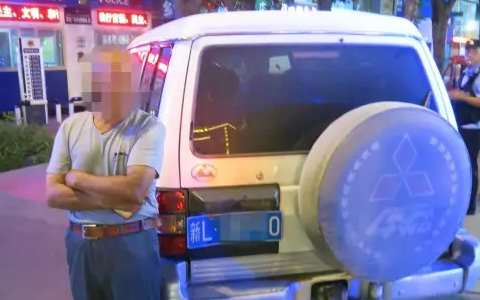 车牌号为新L****0的小型客车