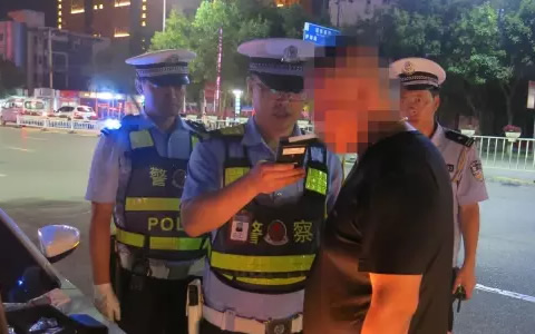 车牌为新D****3号小型轿车