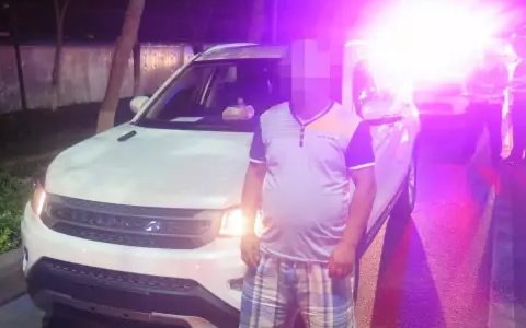 车牌号为新A****0的小型客车