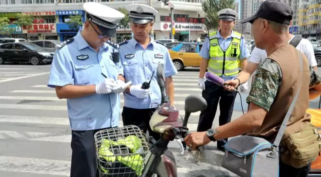哈市交警宣讲与严查并济，从严取缔交通违法！