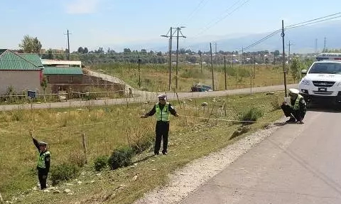 昭苏交警开展S237省道道路隐患排查工作