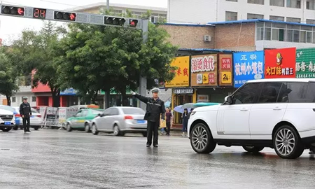 西峰交警冒雨执勤确保道路安全畅通