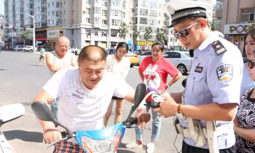 盯交警 闯红灯 险酿交通事故