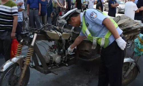 不顾安全  三轮车主私加动力装置拉活