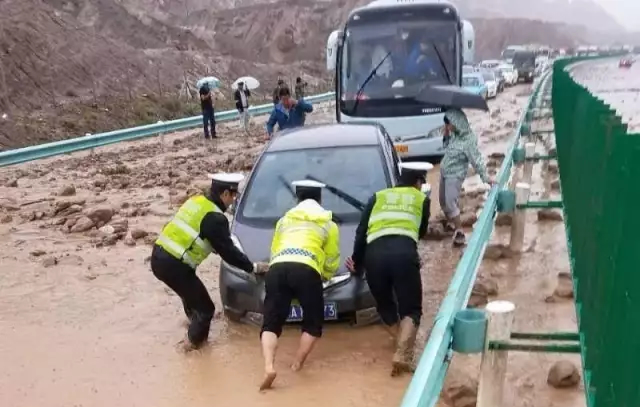 雨天道路冲毁 克州交警全力保畅通
