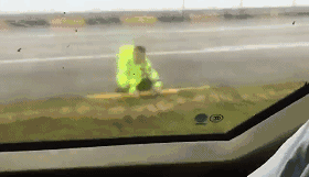 这位艰难地从地上爬进警车的交警