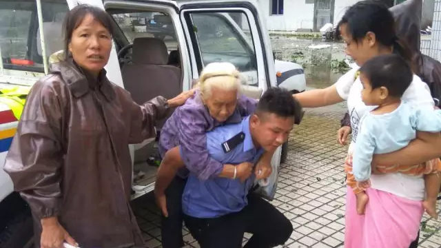 交警跪下来背老人的图片