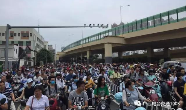 6月19日，南宁市园湖北路通车首日下班晚高峰场景