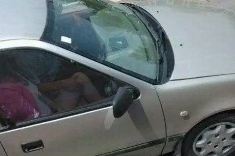 交警提醒：驾车摸奶有风险