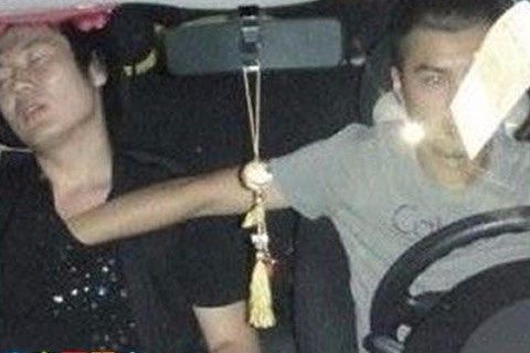 交警提醒：驾车摸奶有风险