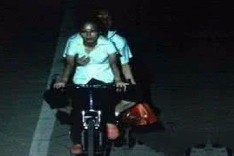 交警提醒：驾车摸奶有风险