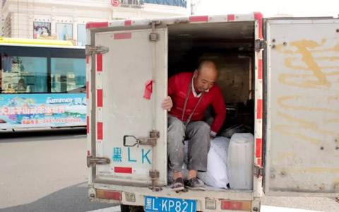 图省事儿，封闭货箱载人，滞留车辆，罚300元记9分