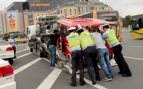 警车内稽查系统实时报警，未检车、假牌等车辆无处遁行。