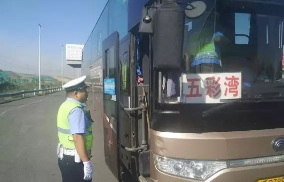 新疆高速交警扎实开展集中整治统一行动深化路面防控战