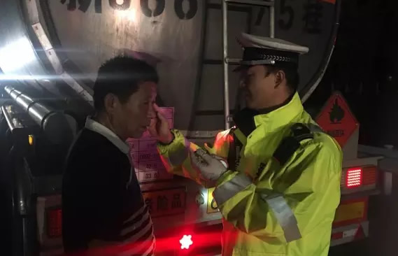 新疆高速交警扎实开展集中整治统一行动深化路面防控战