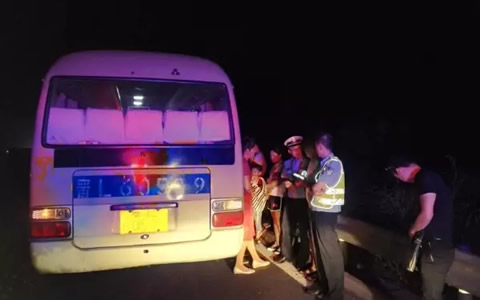 深夜客车故障 乘客滞留 好在交警及时疏离