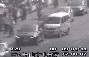 比如说开车玩手机啊、加塞啊