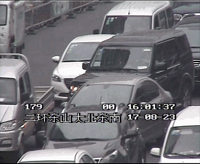 无牌路虎强行插队后逃窜