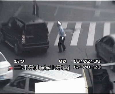 无牌路虎强行插队后逃窜