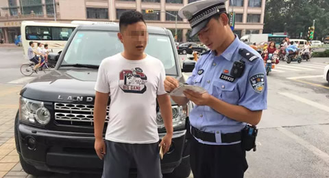 男子因未悬挂号牌，被处以200元罚款记12分