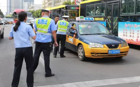 点赞“橙丝带” 文明礼让斑马线