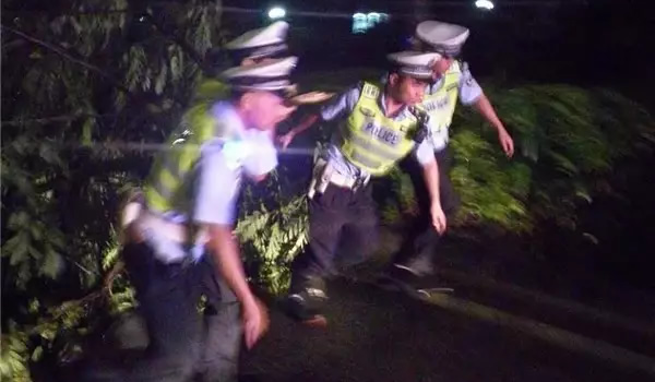 风雨中的坚守!抗击台风“帕卡”,他们逆风前行