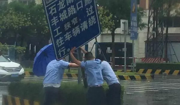 风雨中的坚守!抗击台风“帕卡”,他们逆风前行