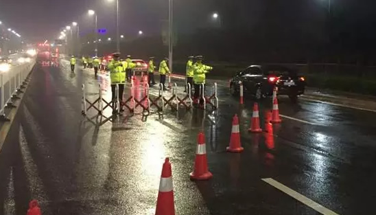 杨凌交警扎实开展路面防控战周末集中夜查统一行动