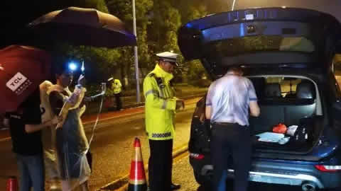 “酒驾”、“弃车逃跑” 直播镜头记录夜查众相