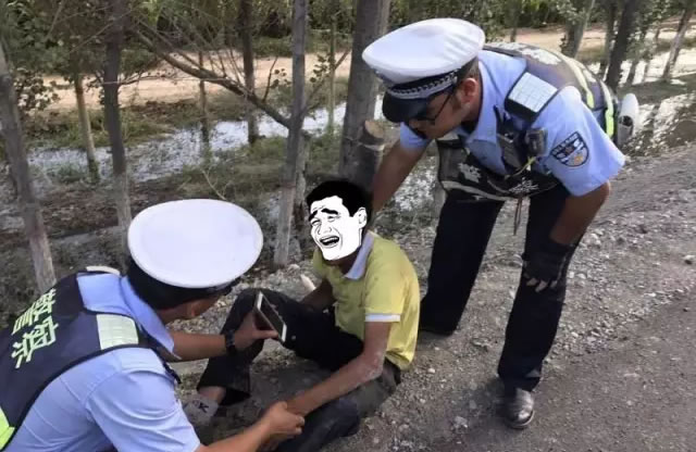 醉汉摔下路沟 奎屯交警成功施救