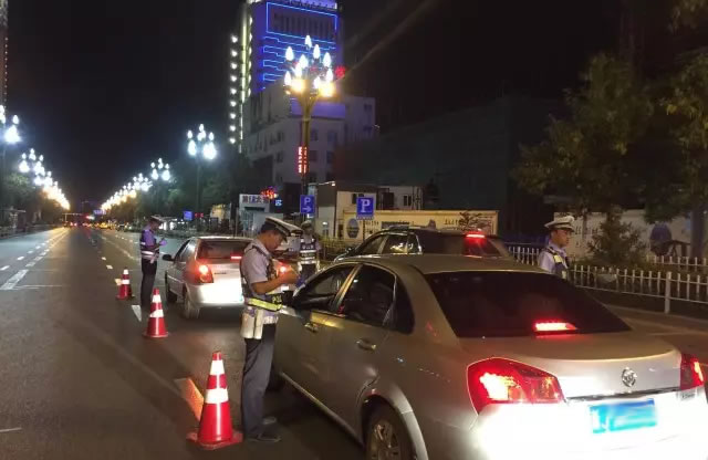 奎屯交警夜间严查酒驾交通违法行为