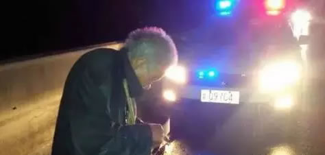 雨夜凌晨高速交警帮迷路老人回家