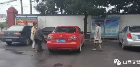 高速交警帮迷路老人回家