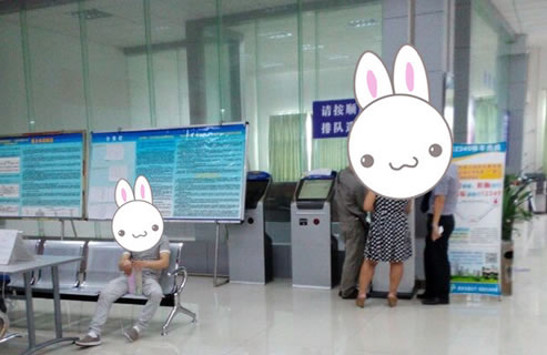 16号窗口对面的选号机进行号牌选号