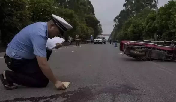 目前,该案嫌疑人已被抓获刑拘,武胜交警正按程序办理此案。