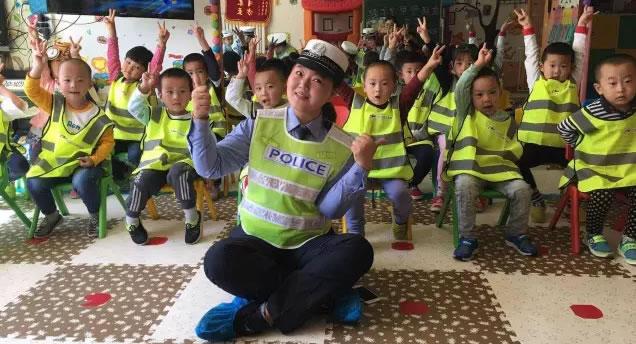 黑龙江交警开展“交通安全第一课”活动