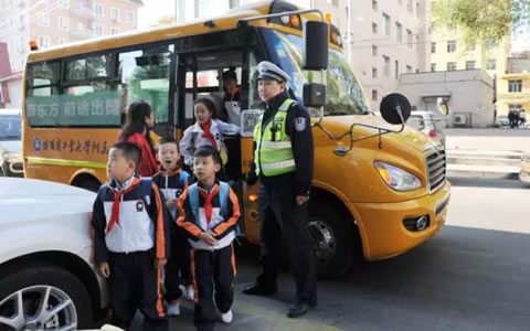 开学第一天，交警蜀黍不止出现在你们上学的路上