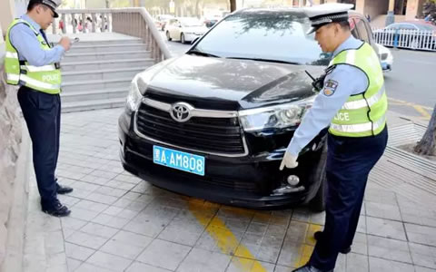 黑AAM808号车辆斜停在人行道上是致堵的主要原因