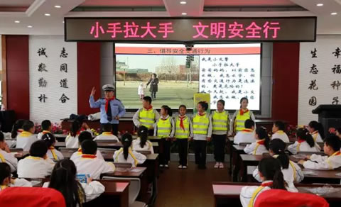 网络直播进校园，开启交通安全宣传“魔法箱”