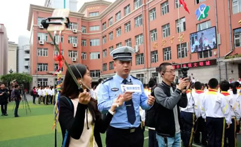 交警蜀黍校园直播秀“魔法” 3万多名网友围观留言互动！